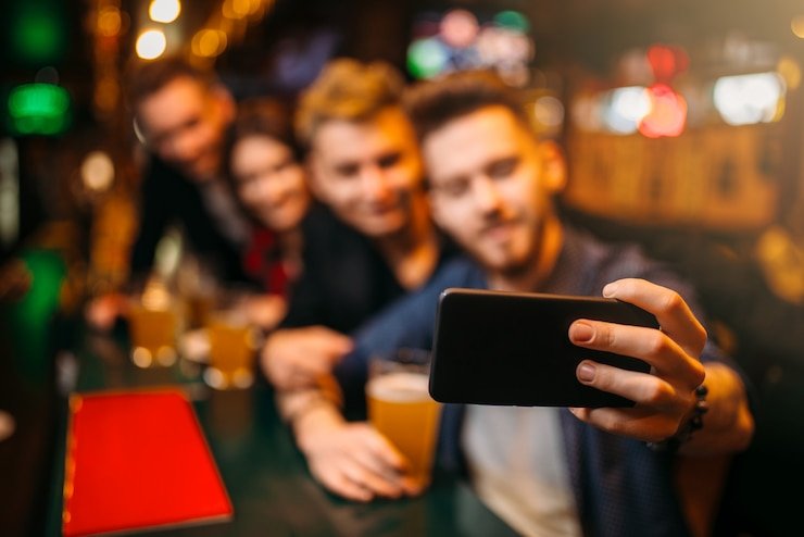 Pengguna menikmati aplikasi ternatetoto di smartphone dengan desain responsif dan mudah digunakan